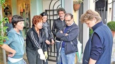 Il sindaco (a sin.) con alcuni commercianti “allagati”