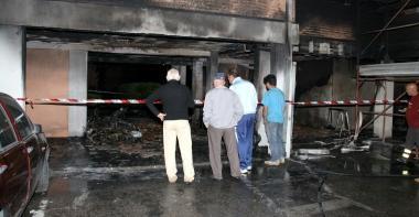 <b>LATRIO DEVASTATO.</b> Il punto dove sono stati incendiati gli scooter provocando lincendio 