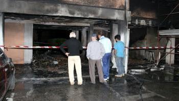 <b>L’ATRIO DEVASTATO.</b> Il punto dove sono stati incendiati gli scooter provocando l’incendio
