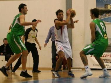 Nicol&ograve; Vallini con la palla durante una partita di campionato      