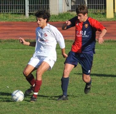 I tifosi granata e sopra da sx Caciagli e Bortoletti lo scorso anno durante la partita giocata a Pontedera 