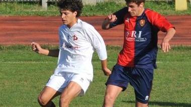 I tifosi granata e sopra da sx Caciagli e Bortoletti lo scorso anno durante la partita giocata a Pontedera