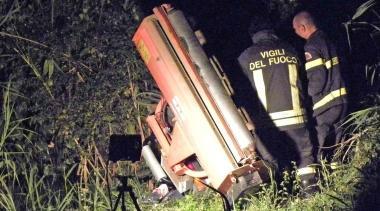 A sinistra il trattore ribaltato imprigiona ancora il corpo del pensionato