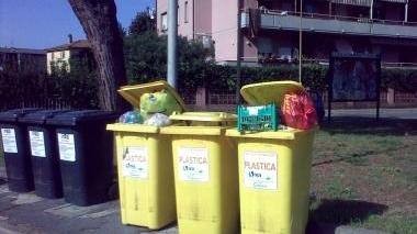 Contenitori dei condomini al campo d’Aviazione ieri mattina