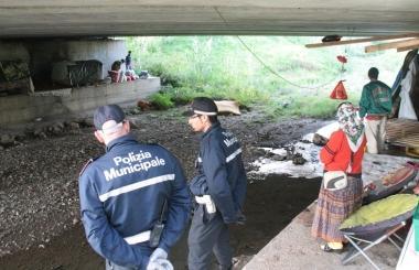 I vigili allontanano i rom da sotto il ponte di Via di Levante 