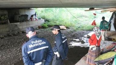 I vigili allontanano i rom da sotto il ponte di Via di Levante