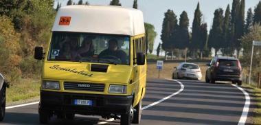 Uno scuolabus in servizio sulle strade delle nostre zone  