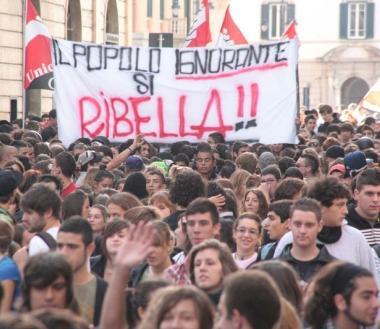 Tremila no ai tagli alla scuola