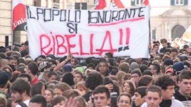 Tremila no ai tagli alla scuola