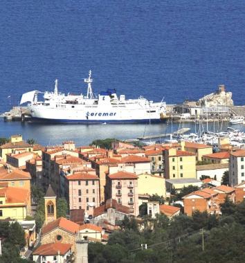 Una nave Toremar in porto a Rio Marina          