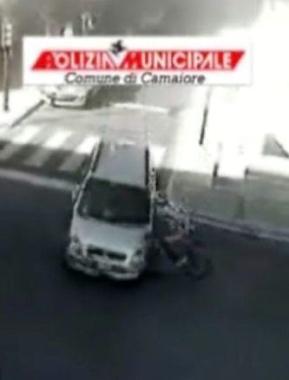 <b>LIMPATTO.</b> Il fotogramma che fissa limpatto tra il ciclista e lauto 