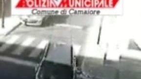 <b>L’IMPATTO.</b> Il fotogramma che fissa l’impatto tra il ciclista e l’auto