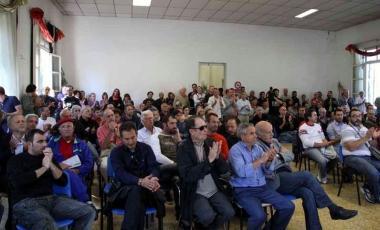 I lavoratori della Eaton durante unassemblea  