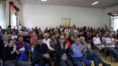 I lavoratori della Eaton durante un’assemblea