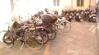 Gli stalli per le due ruote in via della Cavallerizza