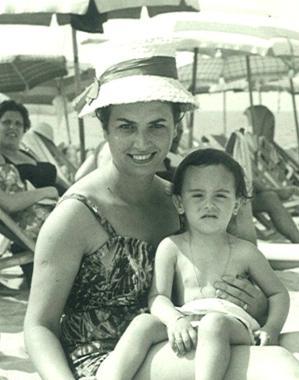 50 ANNI BARBARA Tanti auguri a Barbara Pieracci (nella foto al mare con la mamma) dalla famiglia, ...