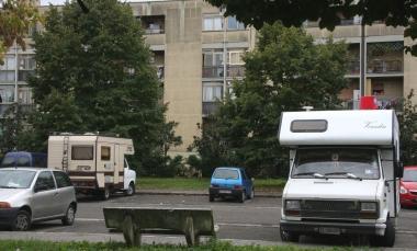 Divieto per i camper dei nomadi In via Capitini sosta solo per auto