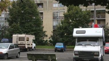 Divieto per i camper dei nomadi In via Capitini sosta solo per auto