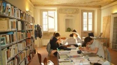 Alcuni ragazzi in biblioteca
