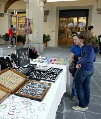 Bancarelle e negozi aperti oggi in centro in occasione di Empolissima    