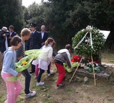 <b>OMAGGIO.</b> I ragazzini depongono mazzi di fiori 
