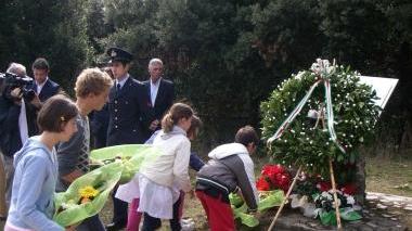 <b>OMAGGIO.</b> I ragazzini depongono mazzi di fiori