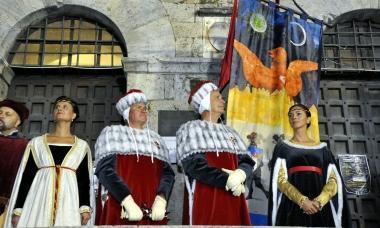 <b>MASSA.</b> Figuranti in attesa di assistere al Balestro 
