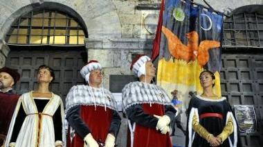 <b>MASSA.</b> Figuranti in attesa di assistere al Balestro