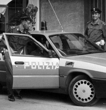 Una volante della polizia: del caso se ne occupano le forze dellordine 