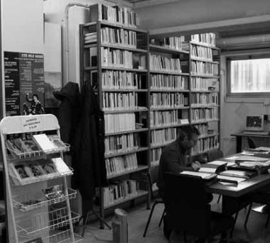 Un interno della biblioteca Franco Serantini 