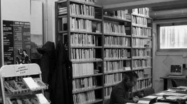 Un interno della biblioteca Franco Serantini