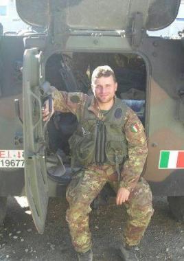 Il dolore degli amici davanti casa e ancora Francesco in divisa 