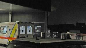 L’auto dei carabinieri intervenuti al pronto soccorso dell’ospedale Lotti dove la donna è stata portata dall’uomo che si trovava con lei