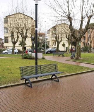 <b>LUOGHI SIMBOLO.</b> Sopra, il circolo Il Fienile A sinistra piazza Karlovy Vary    