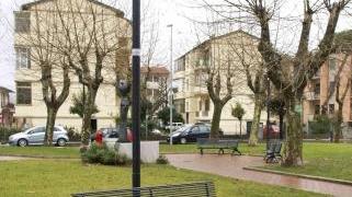 <b>LUOGHI SIMBOLO.</b> Sopra, il circolo “Il Fienile” A sinistra piazza Karlovy Vary
