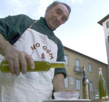 Un produttore di olio del lungomonte durante una degustazione        