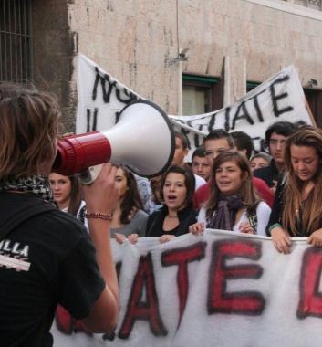 Studenti al corteo di venerd&igrave;. In alto a destra: la Cacciuccata Matematica   