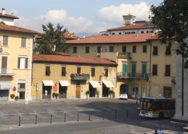 Sopra piazza delle Carceri accanto piazza Mercatale  