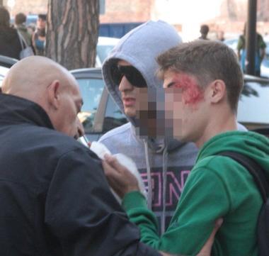 Sopra i due studenti dellIti di Rosignano aggrediti a Livorno A destra la maxi manifestazione 