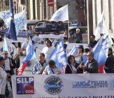 Decine di agenti sfilano per protesta 