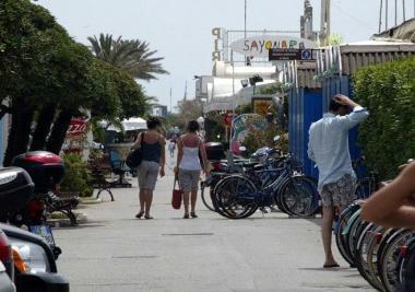 A destra il lungomare: tra Marina e il Cinquale lavorano i venditori ambulanti di rose; in basso i carabinieri 