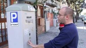 Un parcometro in funzione su viale Colombo a Lido