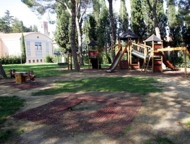 Rifiuti e degrado nel giardino dei bimbi protestano i genitori