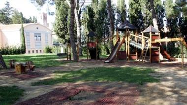 Rifiuti e degrado nel giardino dei bimbi protestano i genitori