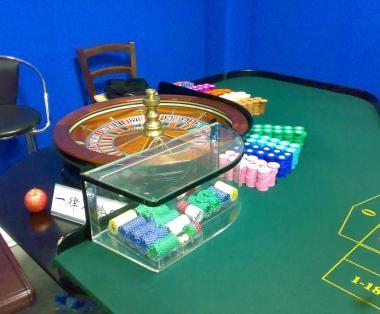 La roulette scoperta dai carabinieri nella bisca clandestina di via Castagnoli   