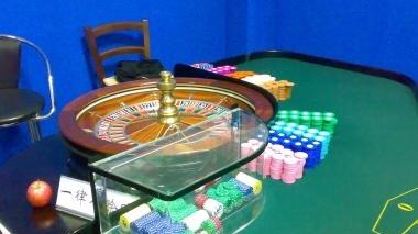 La roulette scoperta dai carabinieri nella bisca clandestina di via Castagnoli