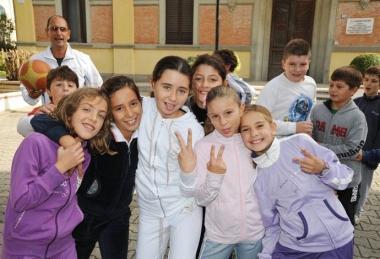 In alto tre momenti della quarta Giornata dello sport per tutti che si &egrave; svolta ieri mattina nelle piazze del centro di Cecina Sopra uno scatto della dimostrazione della Pubblica assistenza locale 