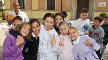 In alto tre momenti della quarta Giornata dello sport per tutti che si è svolta ieri mattina nelle piazze del centro di Cecina Sopra uno scatto della dimostrazione della Pubblica assistenza locale