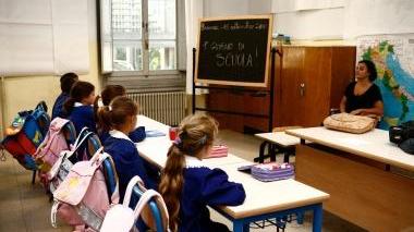 <strong>IN CLASSE.</strong> Bambini tra i banchi di scuola alle elementari