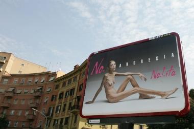 Il tema dellanoressia in una famosa pubblicit&agrave; choc di Oliviero Toscani, che divise lopinione pubblica nel 2007 
